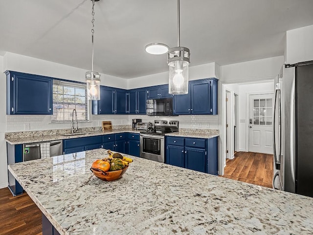 kitchen featuring stainless steel appliances, sink, blue cabinets, and dark hardwood / wood-style flooring