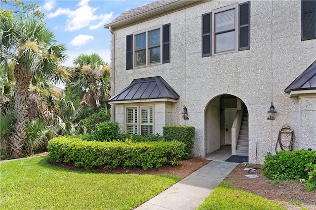 view of front of property featuring a front yard