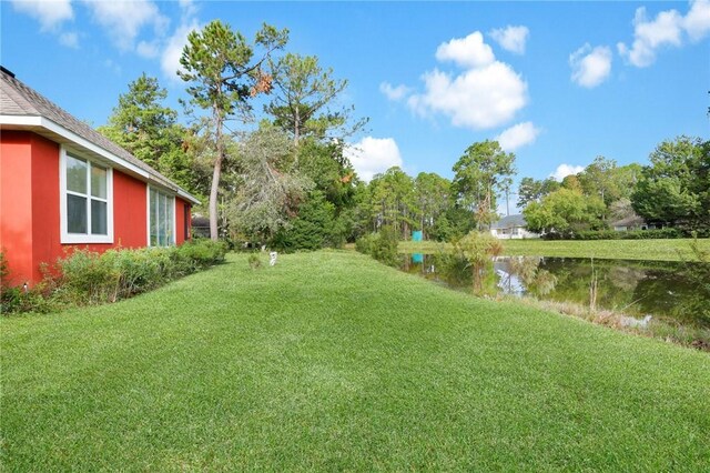 view of yard featuring a water view