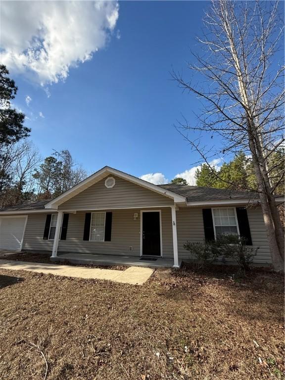 ranch-style home featuring a garage