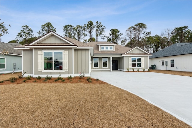 view of front of home with a front yard