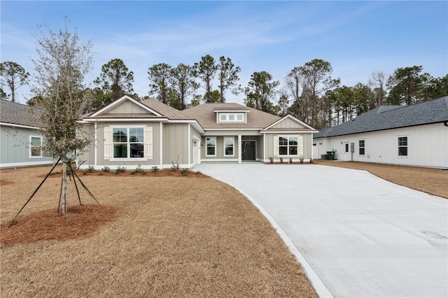 view of front of property featuring a front lawn