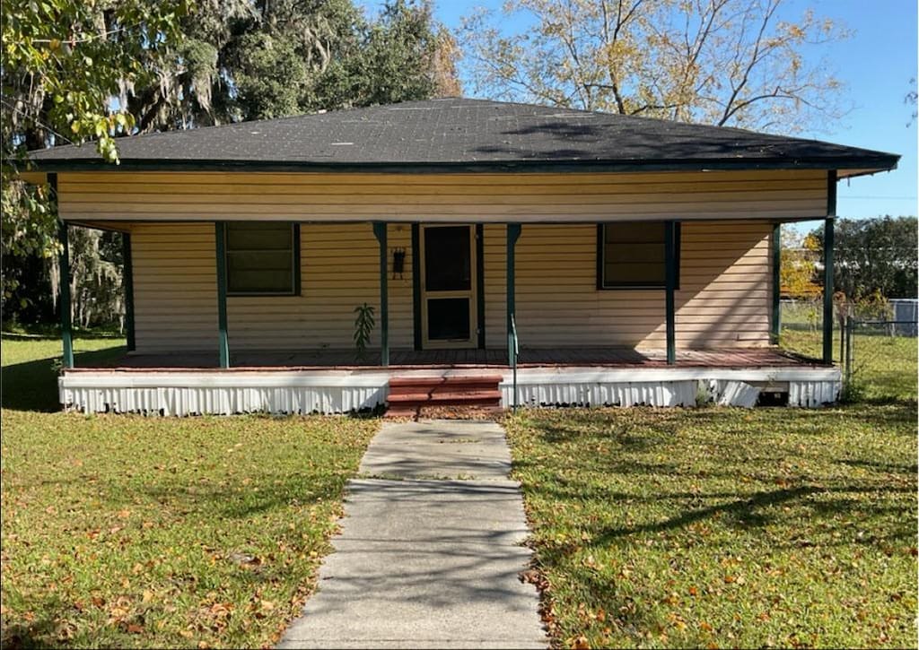 view of front of house with a front lawn and covered porch