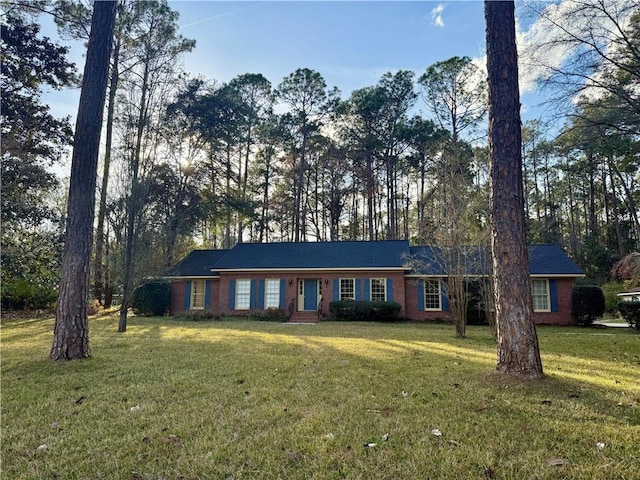 1075 Wildwood Rd, Waycross, GA 31503 - ranch-style house with a front yard