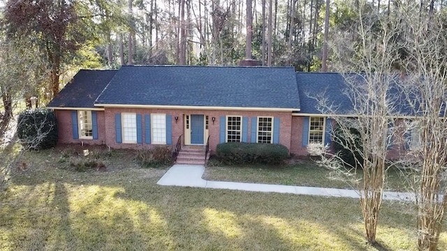 single story home with a front lawn