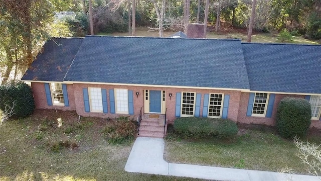 view of front facade featuring a front lawn