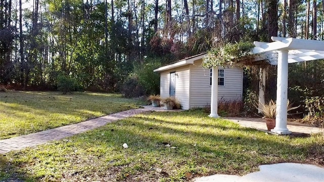 view of yard with an outdoor structure