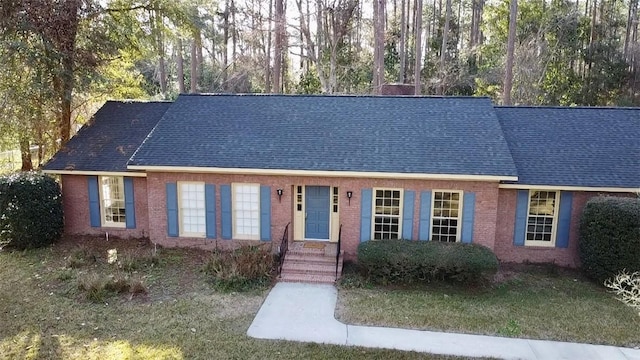 view of front of house with a front lawn