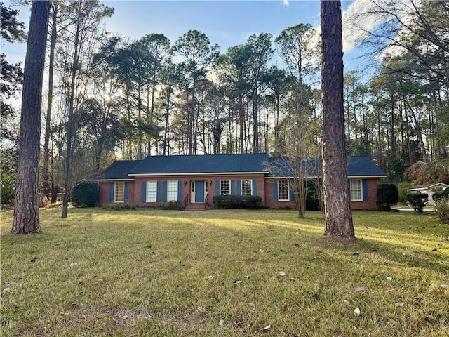 single story home with a front lawn