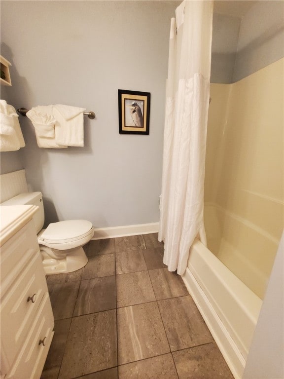 full bathroom with shower / tub combo with curtain, vanity, and toilet