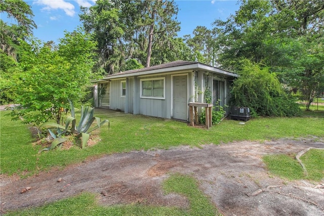 156 Lansing St, Brunswick, GA 31525 - bungalow with a front lawn