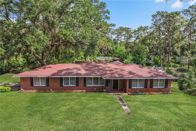 156 Lansing St, Brunswick, GA 31525 - ranch-style house with a front yard and brick siding