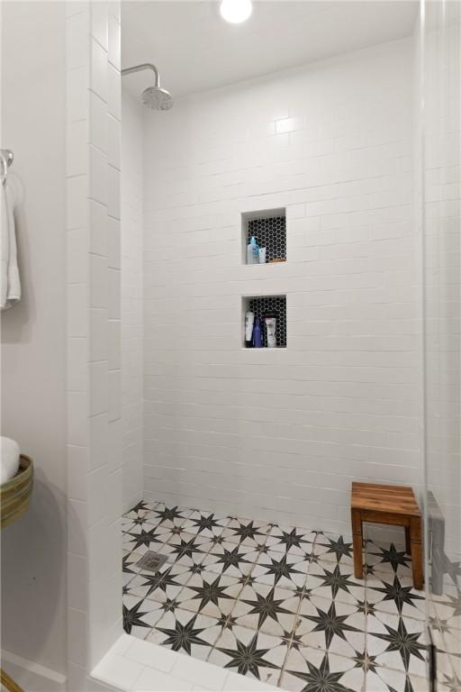 full bathroom featuring a tile shower