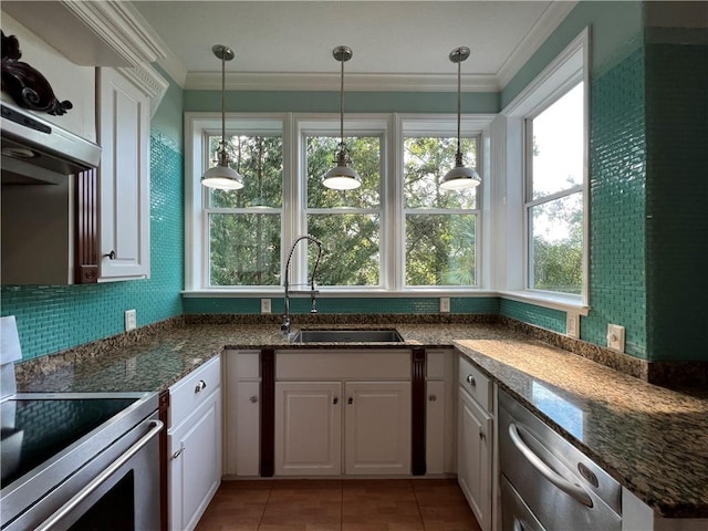 kitchen featuring sink, white cabinetry, ornamental molding, plenty of natural light, and stainless steel electric stove