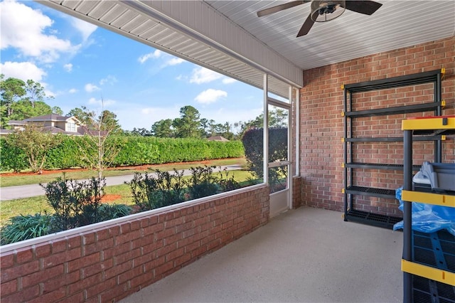 sunroom with ceiling fan