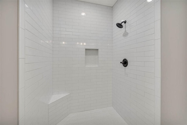 bathroom featuring a tile shower