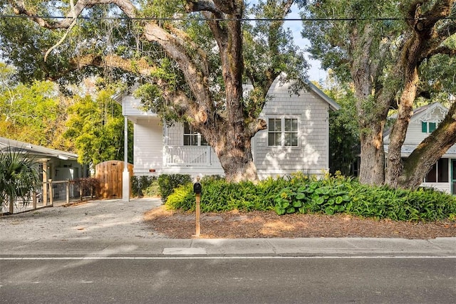 view of front of property with a gate and covered porch