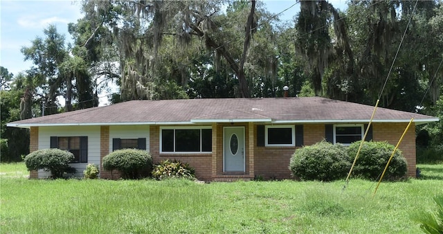 single story home featuring a front lawn