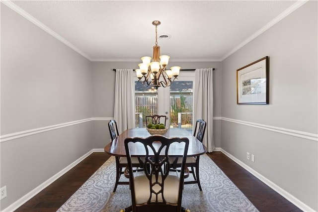 dining area featuring crown molding, dark hardwood / wood-style floors, a textured ceiling, and an inviting chandelier