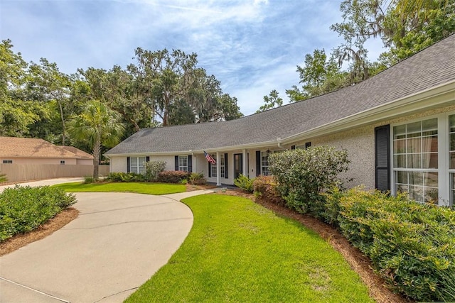 19 Wimbledon Ct, Saint Simons Island, GA 31522 - ranch-style home with a front yard