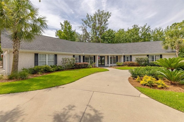 19 Wimbledon Ct, Saint Simons Island, GA 31522 - ranch-style home with a front lawn