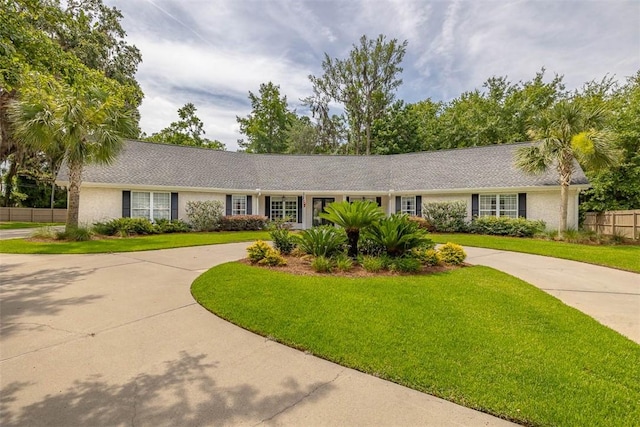 19 Wimbledon Ct, Saint Simons Island, GA 31522 - ranch-style house with curved driveway