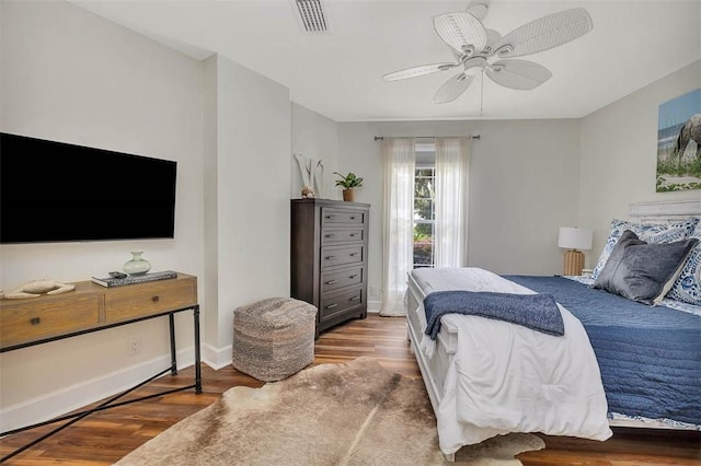 19 Wimbledon Ct, Saint Simons Island, GA 31522 - bedroom with wood finished floors and ceiling fan