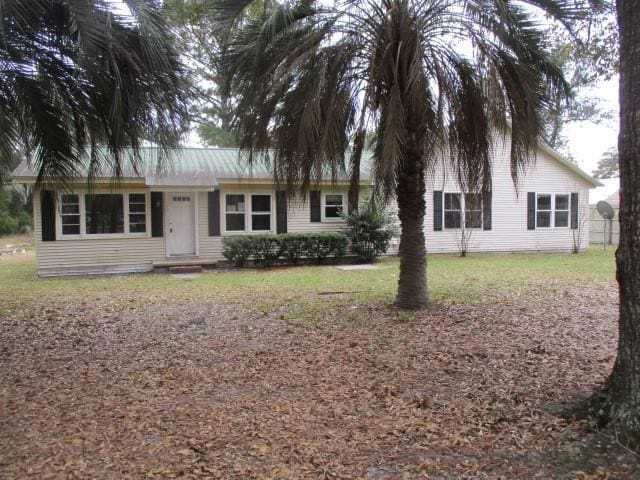 single story home with a front lawn