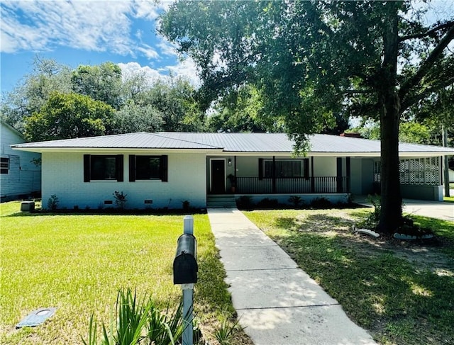 ranch-style home featuring a carport and a front lawn