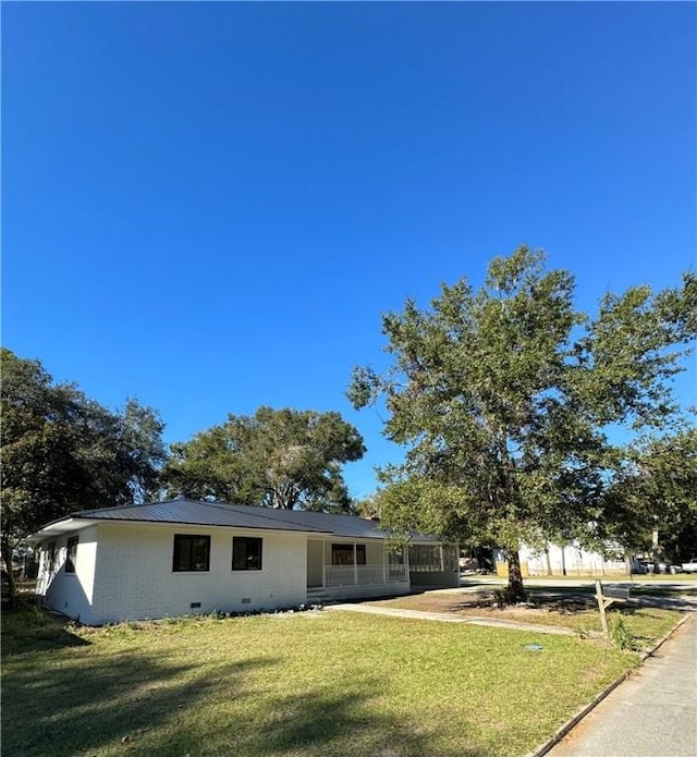 view of front of home featuring a front yard