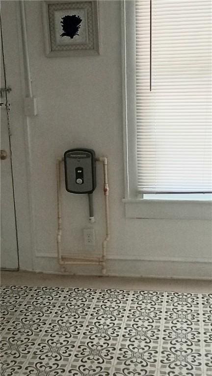 605 Walker St, Waycross, GA 31503 - detailed view of baseboards