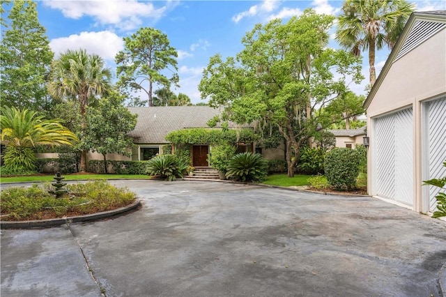 view of front of home featuring aphalt driveway and stucco siding