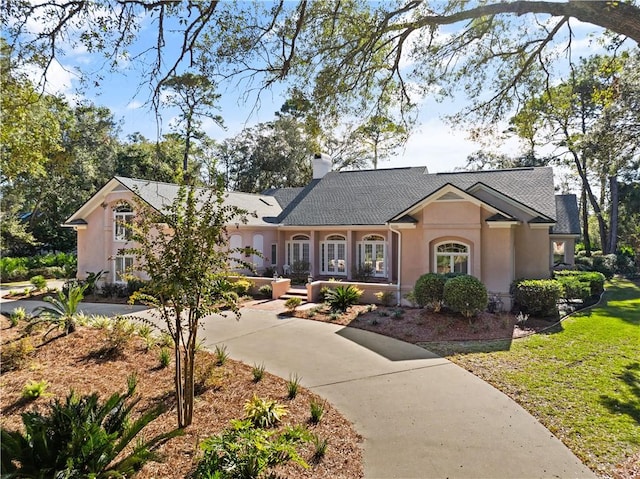 single story home featuring a front lawn