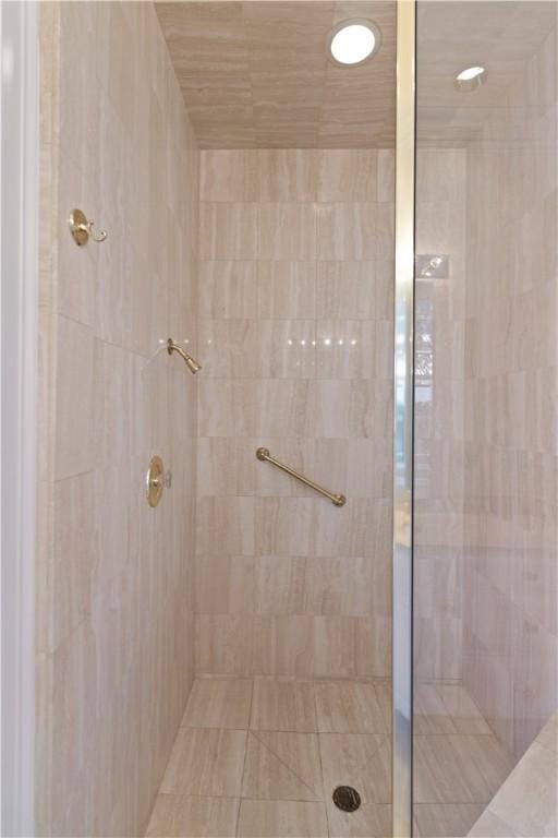 bathroom featuring a tile shower