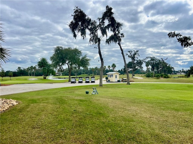 view of property's community featuring a lawn