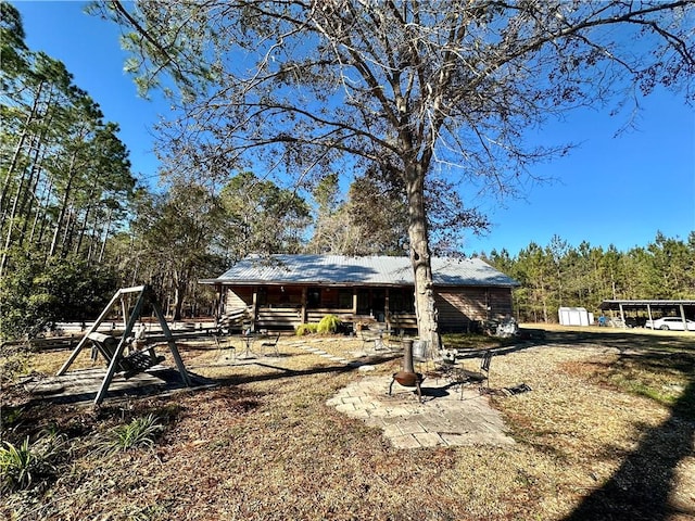 rear view of house featuring an outdoor structure