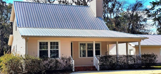 view of front of property featuring a porch