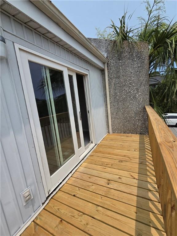 900 Lanier Blvd Unit 6, Brunswick, GA 31520 - view of wooden deck