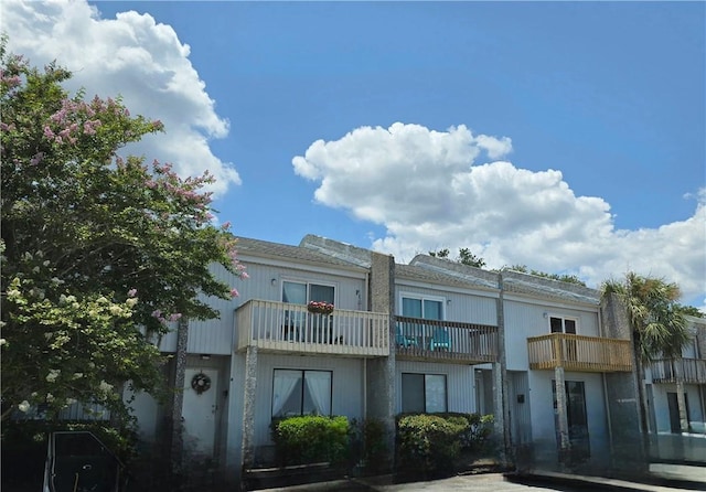 900 Lanier Blvd Unit 6, Brunswick, GA 31520 - view of front of property with a balcony
