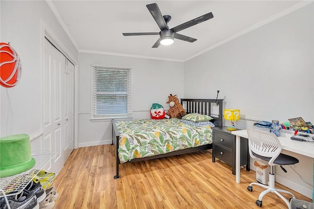 bedroom featuring wood-type flooring, a closet, ornamental molding, and ceiling fan