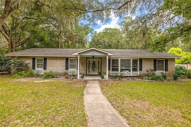 ranch-style house featuring a front yard