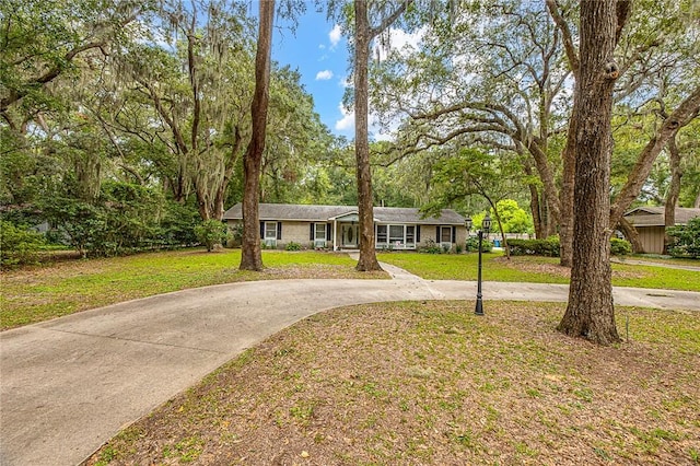 view of front facade with a front yard