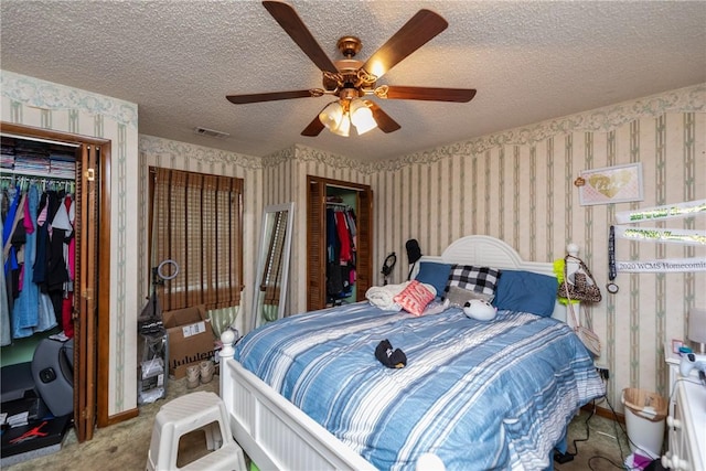 bedroom featuring ceiling fan, a closet, and a textured ceiling