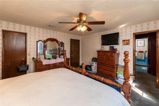 bedroom with ceiling fan, a textured ceiling, and carpet