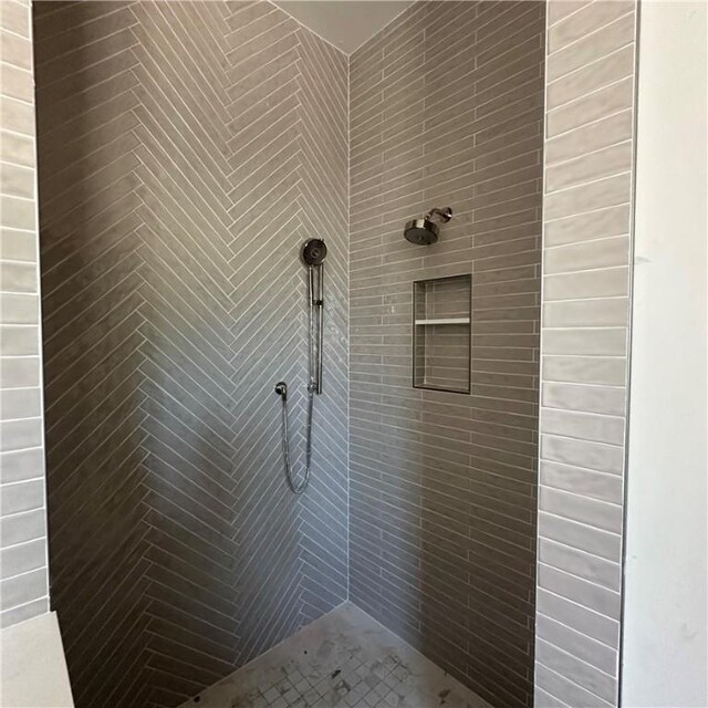 638 Dellwood Ave, Saint Simons Island, GA 31522 - bathroom featuring a tile shower
