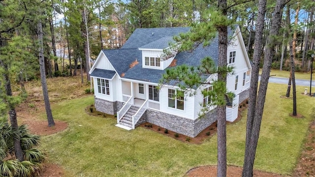 view of front of house featuring a front yard