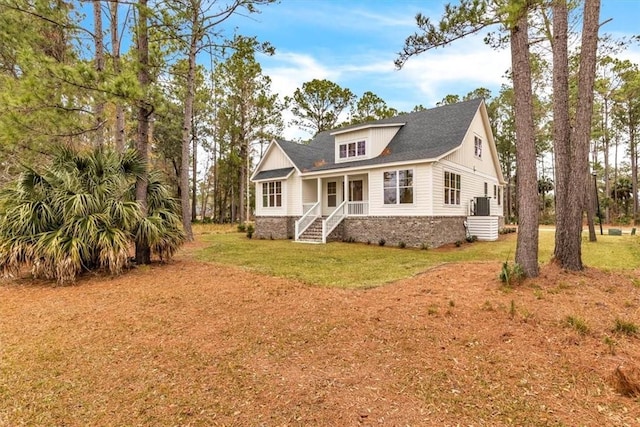 view of front of property featuring a front lawn