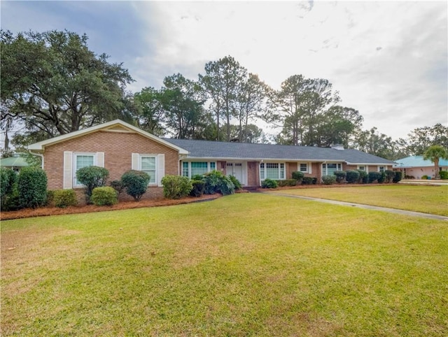 single story home featuring a front lawn