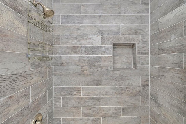 bathroom featuring a tile shower