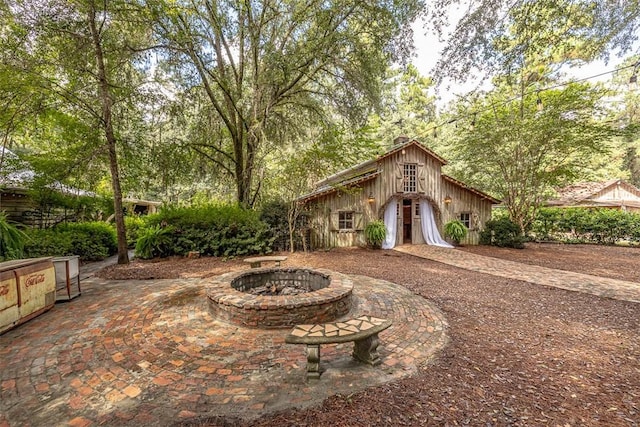 view of front of property featuring a fire pit